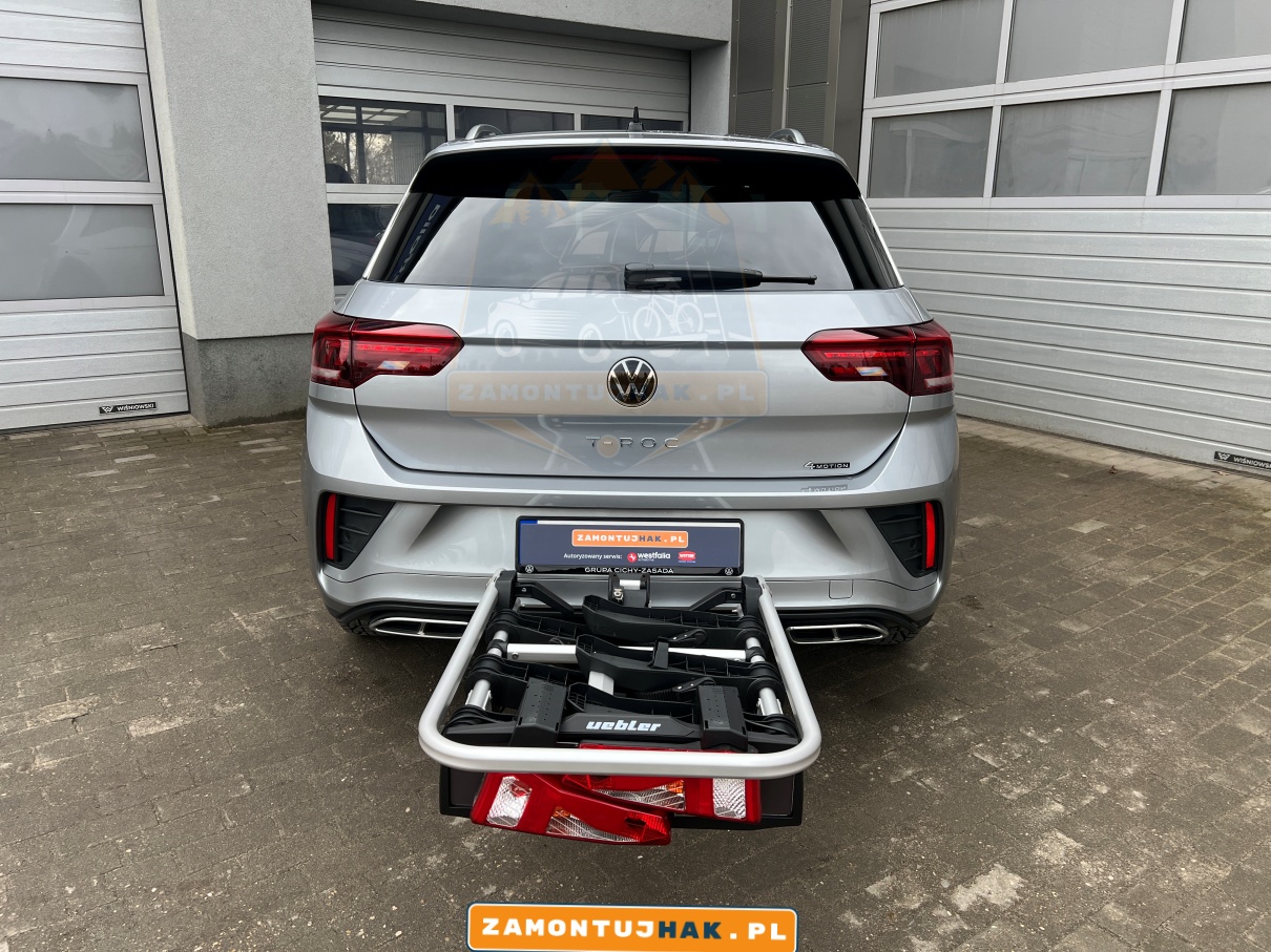 VW T-ROC z zamontowanym bagażnikiem Uebler i31 to obietnica wygody i bezpieczeństwa